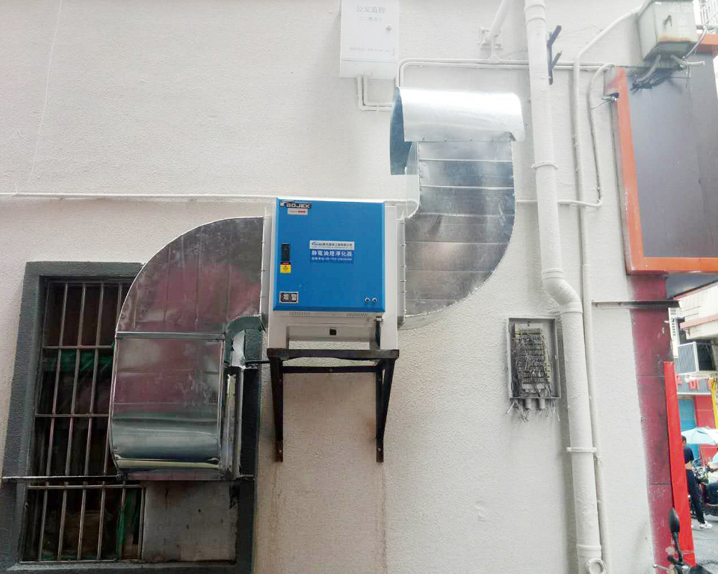 油煙凈化器安裝在酒店的外墻上。.png