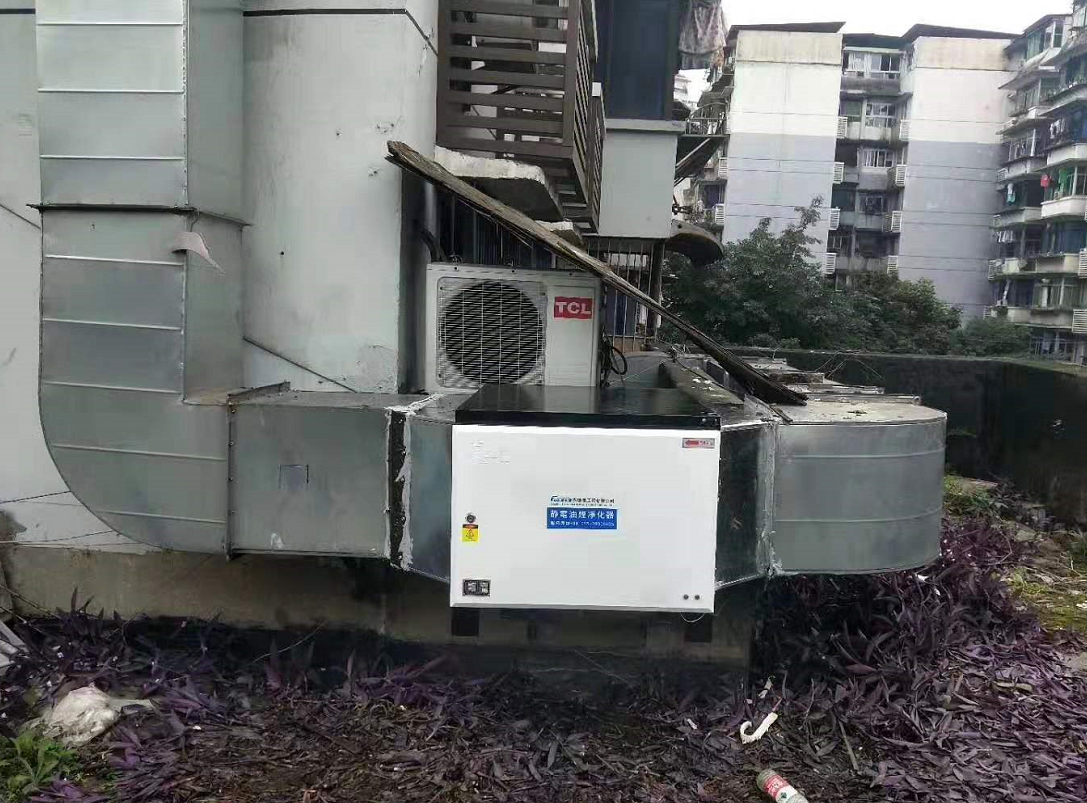 油煙凈化器安裝在地面上。.png